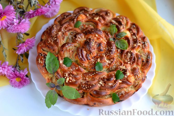Фото приготовления рецепта: Дрожжевой пирог "Хризантема" с мясом и сыром - шаг №21