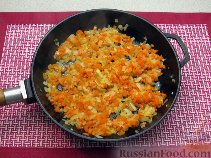 Фото приготовления рецепта: Булгур с мясным фаршем и томатной пастой (на сковороде) - шаг №3