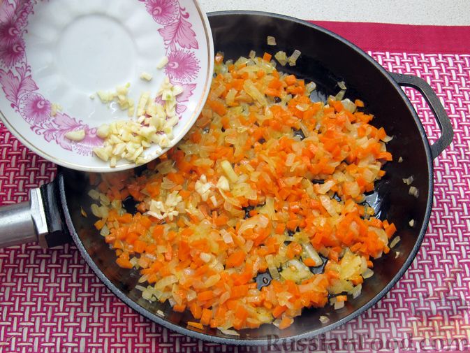 Фото приготовления рецепта: Булгур с мясным фаршем и томатной пастой (на сковороде) - шаг №5