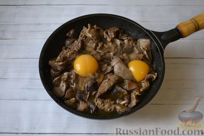 Фото приготовления рецепта: Куриные потрошки с яйцом и луком - шаг №7