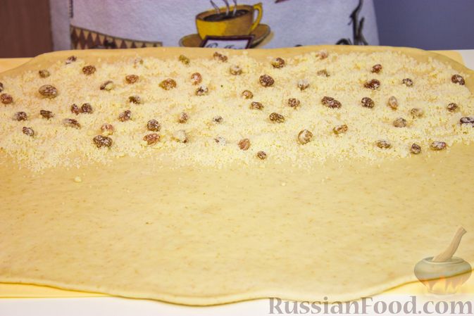 Фото приготовления рецепта: Булочки из сдобного теста со штрейзелем и изюмом - шаг №6