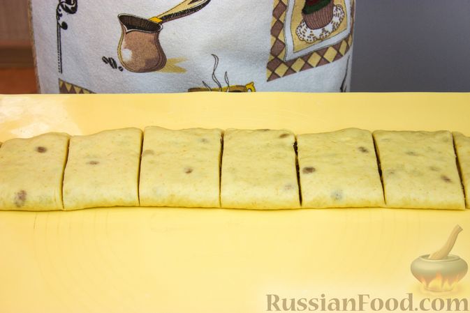 Фото приготовления рецепта: Булочки из сдобного теста со штрейзелем и изюмом - шаг №8