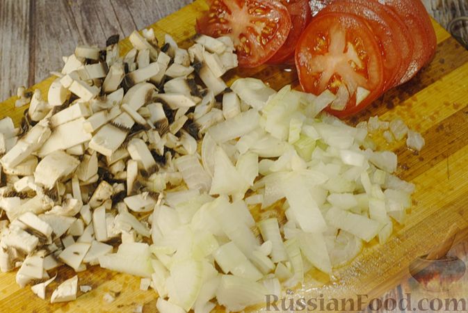 Фото приготовления рецепта: Мясо по-французски с помидорами, грибами и картофельным пюре - шаг №5