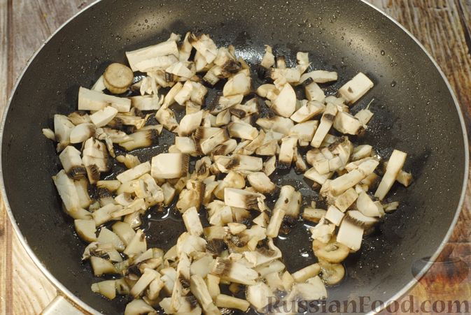 Фото приготовления рецепта: Мясо по-французски с помидорами, грибами и картофельным пюре - шаг №6