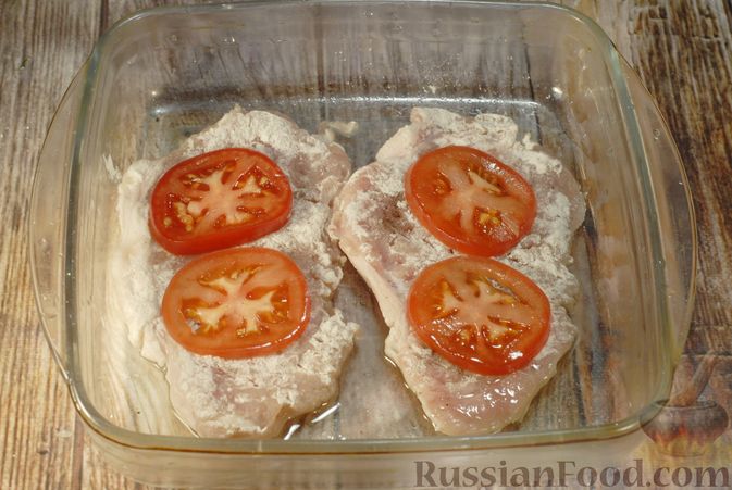 Фото приготовления рецепта: Мясо по-французски с помидорами, грибами и картофельным пюре - шаг №10