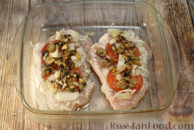 Фото приготовления рецепта: Мясо по-французски с помидорами, грибами и картофельным пюре - шаг №12