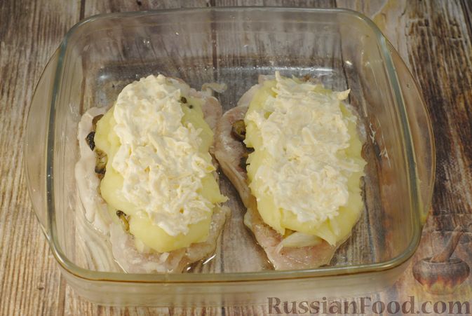 Фото приготовления рецепта: Мясо по-французски с помидорами, грибами и картофельным пюре - шаг №17