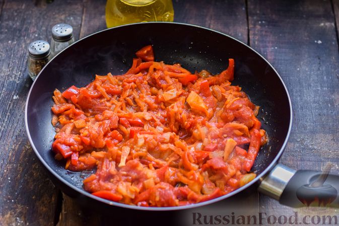 Фото приготовления рецепта: Щи со свиными рёбрышки и консервированными помидорами - шаг №9