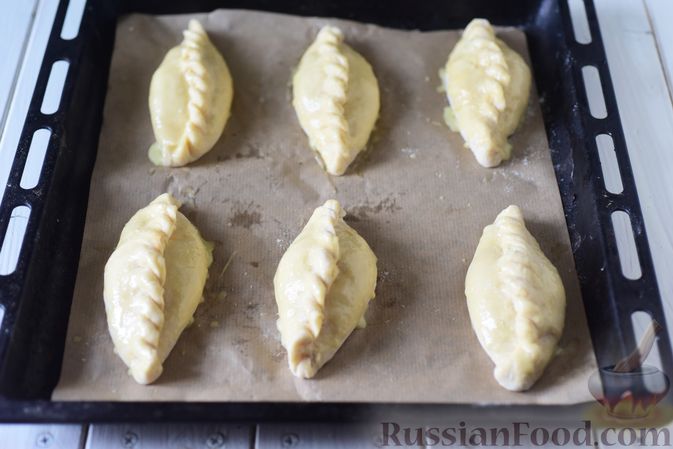 Фото приготовления рецепта: Пирожки из бездрожжевого заварного теста на кефире, с капустой (в духовке) - шаг №13