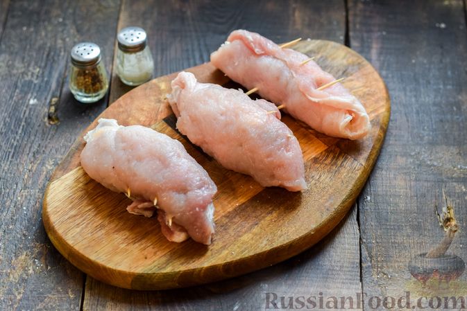 Фото приготовления рецепта: Свиные рулетики с маслинами и сыром фета - шаг №6