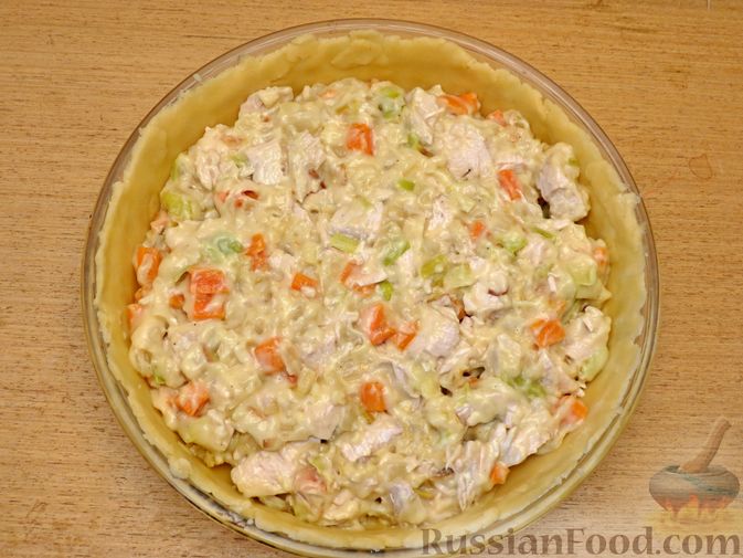 Фото приготовления рецепта: Песочный пирог с курицей и овощами - шаг №15