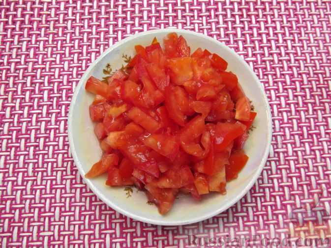 Фото приготовления рецепта: Рис с мясными шариками, помидорами и сладким перцем - шаг №6
