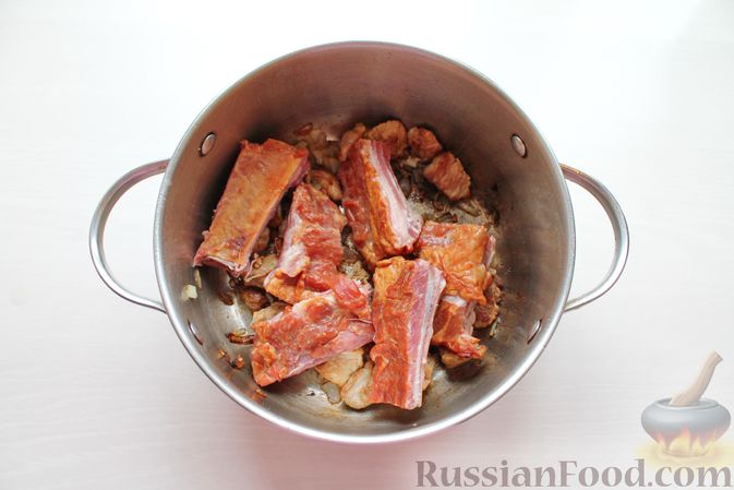 Фото приготовления рецепта: Гороховый суп с обжаренной свининой и копчёными ребрышками - шаг №5