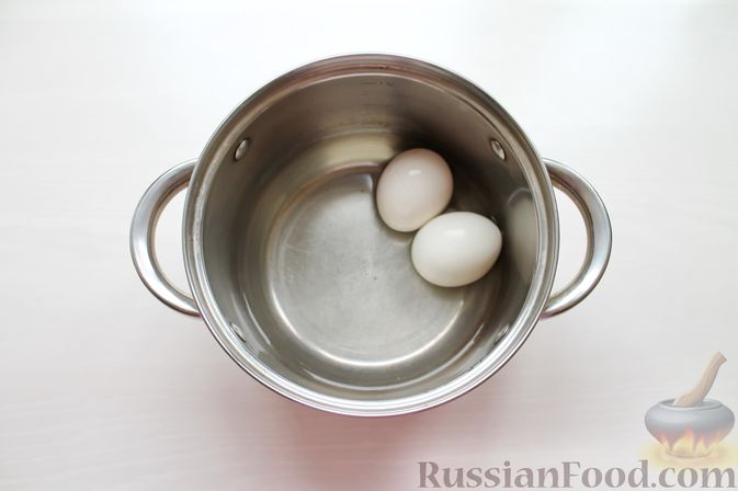 Фото приготовления рецепта: Дрожжевые пирожки с рыбой, варёными яйцами и зелёным луком - шаг №3