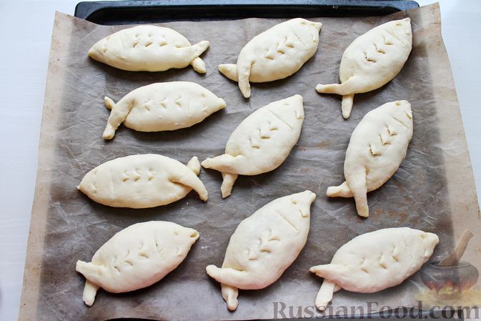 Фото приготовления рецепта: Дрожжевые пирожки с рыбой, варёными яйцами и зелёным луком - шаг №17
