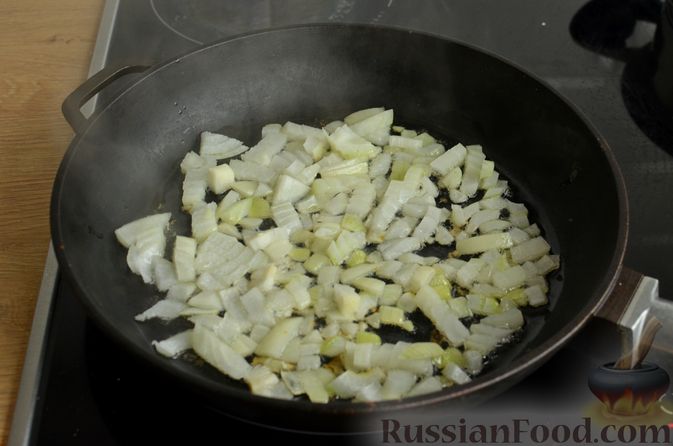 Фото приготовления рецепта: Картошка, тушенная со свининой и фасолью - шаг №3