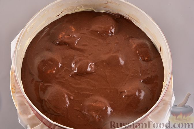 Фото приготовления рецепта: Шоколадный пирог с творожно-кокосовыми шариками - шаг №12