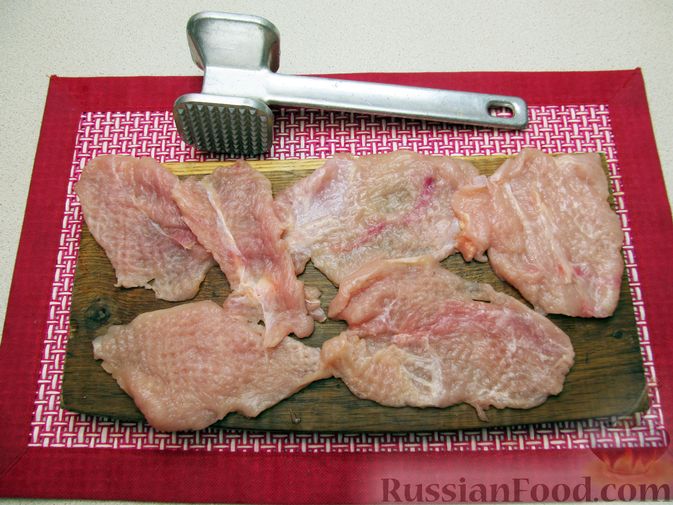 Фото приготовления рецепта: Отбивные из куриного филе в сырно-горчичном кляре - шаг №4