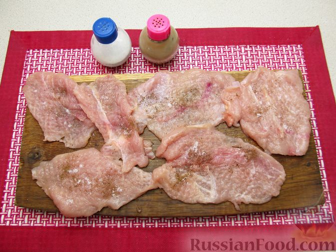 Фото приготовления рецепта: Отбивные из куриного филе в сырно-горчичном кляре - шаг №5