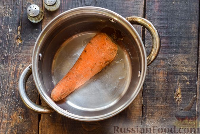 Фото приготовления рецепта: Салат с курицей, солёными огурцами, морковью и грецкими орехами - шаг №4