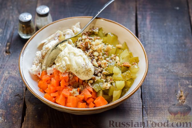 Фото приготовления рецепта: Салат с курицей, солёными огурцами, морковью и грецкими орехами - шаг №10