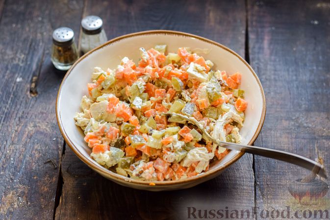 Фото приготовления рецепта: Салат с курицей, солёными огурцами, морковью и грецкими орехами - шаг №11