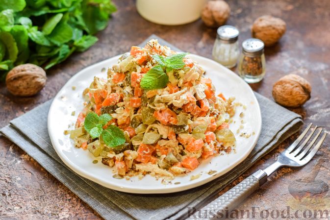 Фото приготовления рецепта: Салат с курицей, солёными огурцами, морковью и грецкими орехами - шаг №13