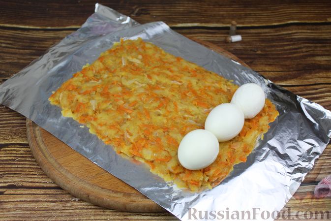 Фото приготовления рецепта: Рулет из рыбы с овощами и варёными яйцами (в духовке) - шаг №11