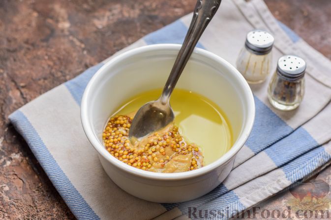 Фото приготовления рецепта: Салат с тунцом, рисом, маслинами и яйцами - шаг №4