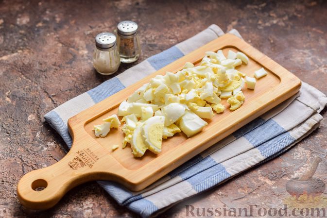 Фото приготовления рецепта: Салат с тунцом, рисом, маслинами и яйцами - шаг №7