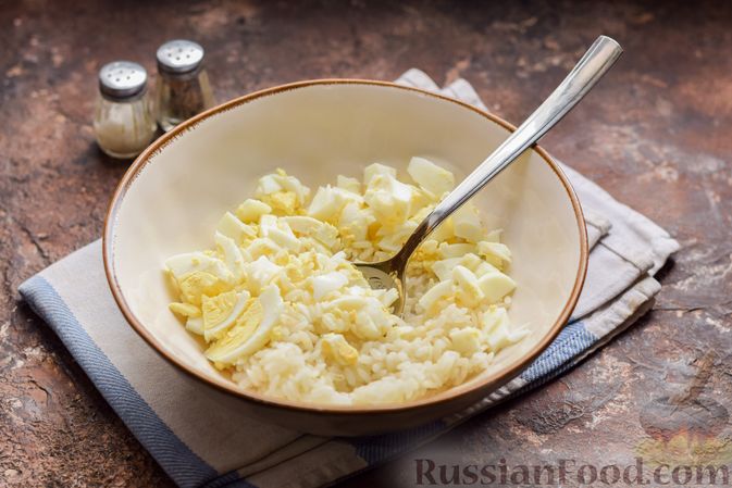 Фото приготовления рецепта: Салат с тунцом, рисом, маслинами и яйцами - шаг №8