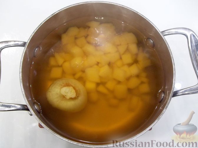 Фото приготовления рецепта: Суп с куриными фрикадельками и вермишелью - шаг №6