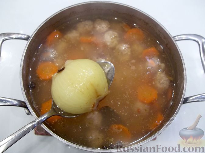 Фото приготовления рецепта: Суп с куриными фрикадельками и вермишелью - шаг №16