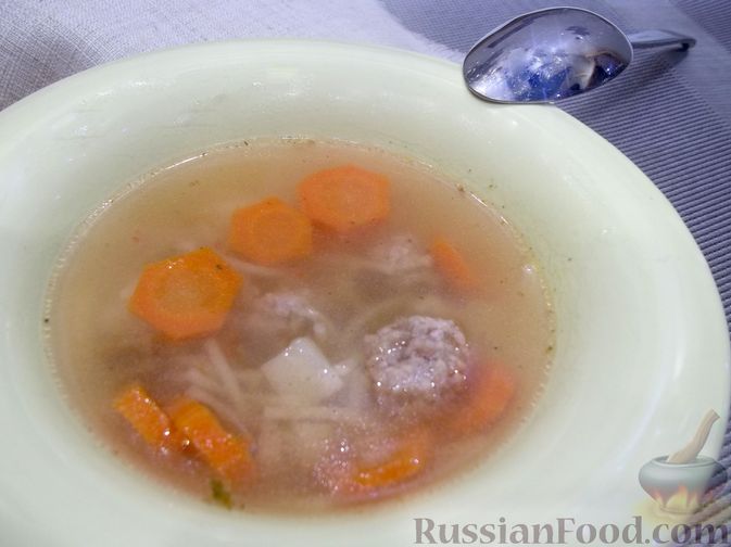 Фото приготовления рецепта: Суп с куриными фрикадельками и вермишелью - шаг №17