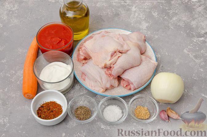 Фото приготовления рецепта: Куриные бёдрышки, тушенные в томатно-сметанном соусе - шаг №1
