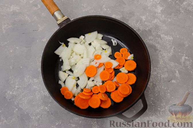 Фото приготовления рецепта: Куриные бёдрышки, тушенные в томатно-сметанном соусе - шаг №5