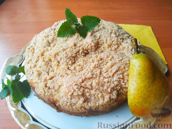 Фото к рецепту: Грушевый пирог на кефире, с песочной крошкой