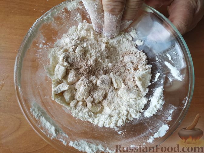 Фото приготовления рецепта: Грушевый пирог на кефире, с песочной крошкой - шаг №12
