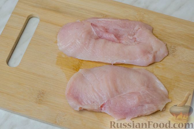 Фото приготовления рецепта: Отбивные из куриного филе в арахисовой панировке - шаг №2