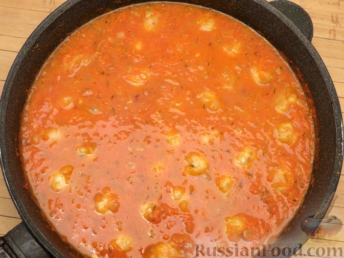 Фото приготовления рецепта: Рыбные тефтельки в томатном соусе - шаг №20
