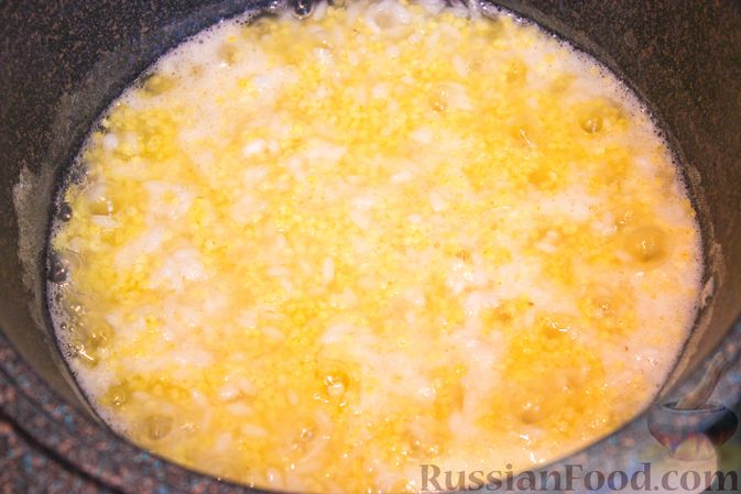 Фото приготовления рецепта: Каша "Дружба" из пшена и риса, на молоке - шаг №3