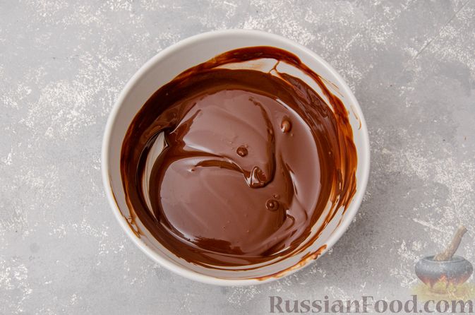 Фото приготовления рецепта: Профитроли со сливочным кремом и шоколадной глазурью - шаг №19