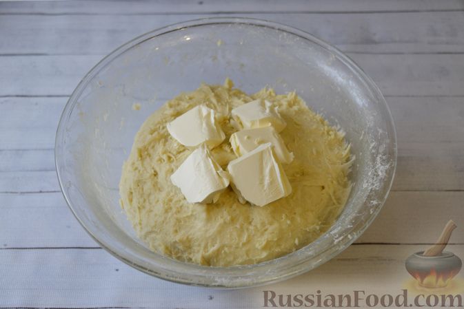 Фото приготовления рецепта: Дрожжевые пирожки-плетёнки на молоке, с мясным фаршем - шаг №5