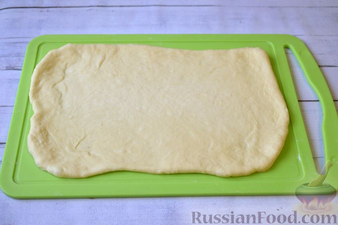 Фото приготовления рецепта: Дрожжевые пирожки-плетёнки на молоке, с мясным фаршем - шаг №9