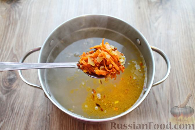 Фото приготовления рецепта: Суп с тушенкой и макаронами - шаг №5