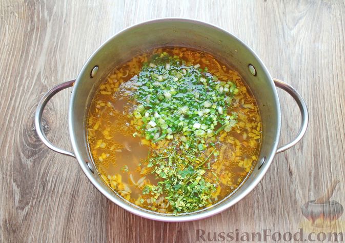 Фото приготовления рецепта: Суп с тушенкой и макаронами - шаг №7