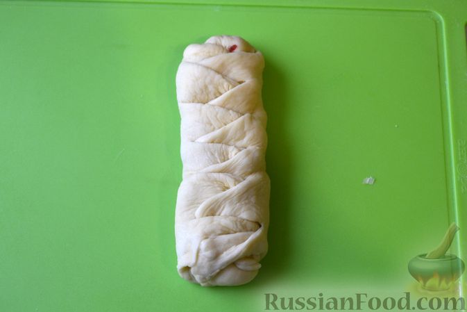 Фото приготовления рецепта: Дрожжевые пирожки-плетёнки на молоке, с мясным фаршем - шаг №14