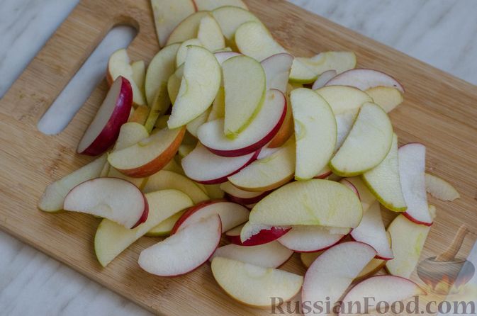 Фото приготовления рецепта: Пирог с яблоками и корицей - шаг №8
