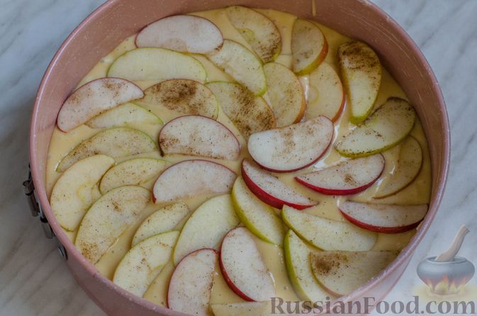 Фото приготовления рецепта: Пирог с яблоками и корицей - шаг №13