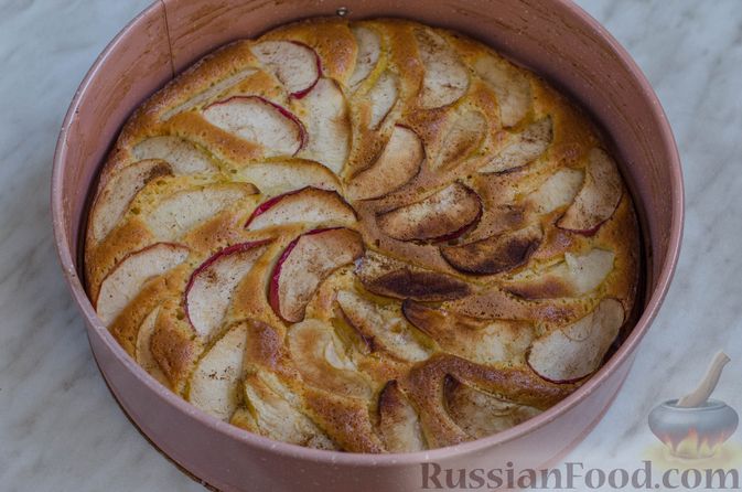 Фото приготовления рецепта: Пирог с яблоками и корицей - шаг №14